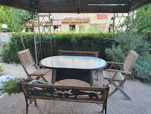 Outdoor dining - House in the Village (Prosotsani)