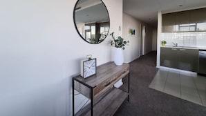 Eine moderne Küche mit integriertem Geschirrspüler und großem Fenster.