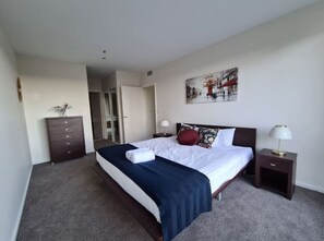 2 habitaciones, tabla de planchar con plancha, wifi y ropa de cama 
