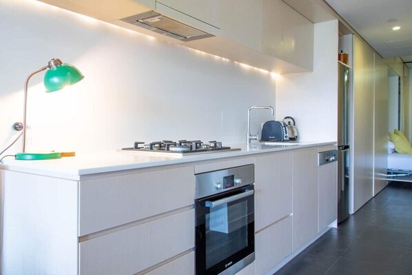 Réfrigérateur, micro-ondes, four, plaque de cuisson