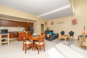 TV - Absolutely spacious APT unit between ANU and City (Canberra)
