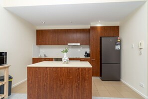 Frigorífico, microondas, horno y placa de cocina