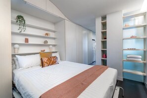 1 dormitorio, escritorio, tabla de planchar con plancha y wifi