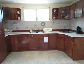 Refrigerador, parrilla de estufa, cafetera y tetera y tetera eléctrica 