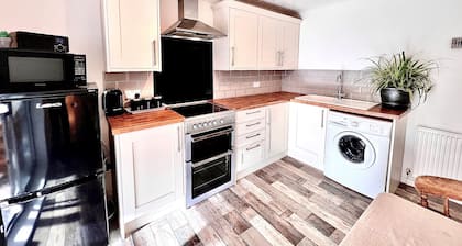 'blue Sky' 2 Bedroom Enclosed Garden Parking, Wifi