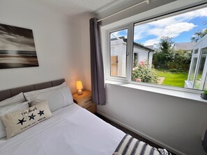 2 bedrooms, iron/ironing board, free WiFi, bed sheets - 'blue Sky' 2 Bedroom Enclosed Garden Parking, Wifi (Pentraeth)