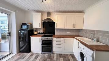 House | Private kitchen | Fridge, microwave, oven, stovetop