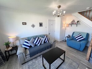 Talo | Oleskelualue | Televisio, takka