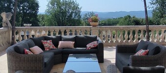 House at the foot of the Luberon with swimming pool 5 minutes from the village of Lourmarin,