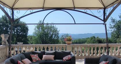 Maison au pied du Luberon avec piscine Ă 5 minutes du village de Lourmarin ,