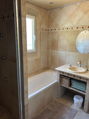 Shower, hair dryer, towels, soap - House at the foot of the Luberon with swimming pool 5 minutes from the village of Lourmarin, (Puyvert)