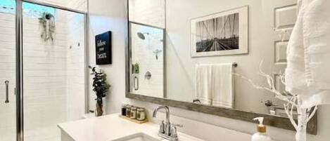 シャワー、ヘアドライヤー、タオル、トイレットペーパー