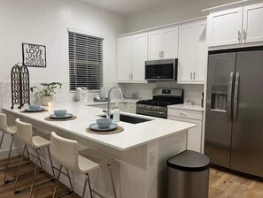 Fridge, microwave, oven, stovetop - Beautiful Casita with Mountain Views. 15 to 20 min from the airport  (Phoenix)