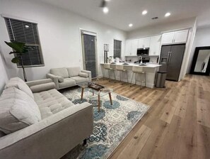 Living area - Beautiful Casita with Mountain Views. 15 to 20 min from the airport  (Phoenix)