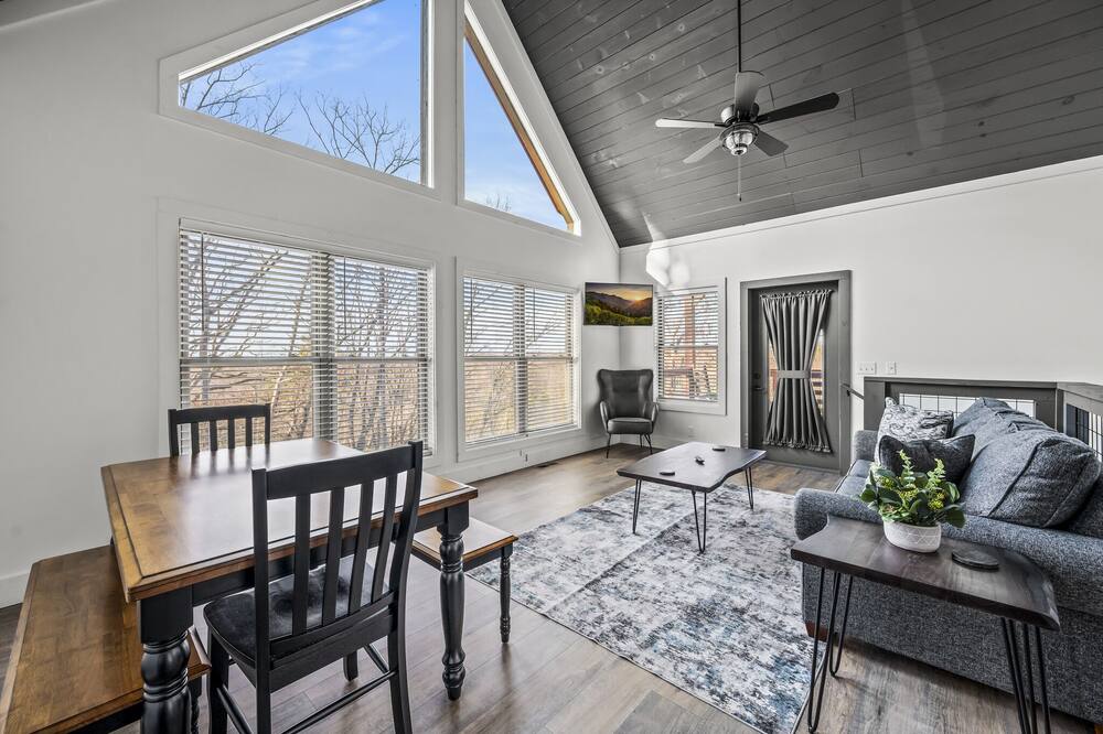 Charming 2BD Cabin w\/ Hot Tub! Game Room+Near Town