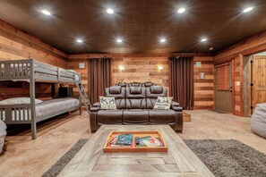4 Schlafzimmer, Schreibtisch, BĂŒgeleisen/BĂŒgelbrett, kostenloses WLAN
