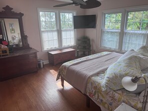 2 bedrooms, desk, iron/ironing board, WiFi