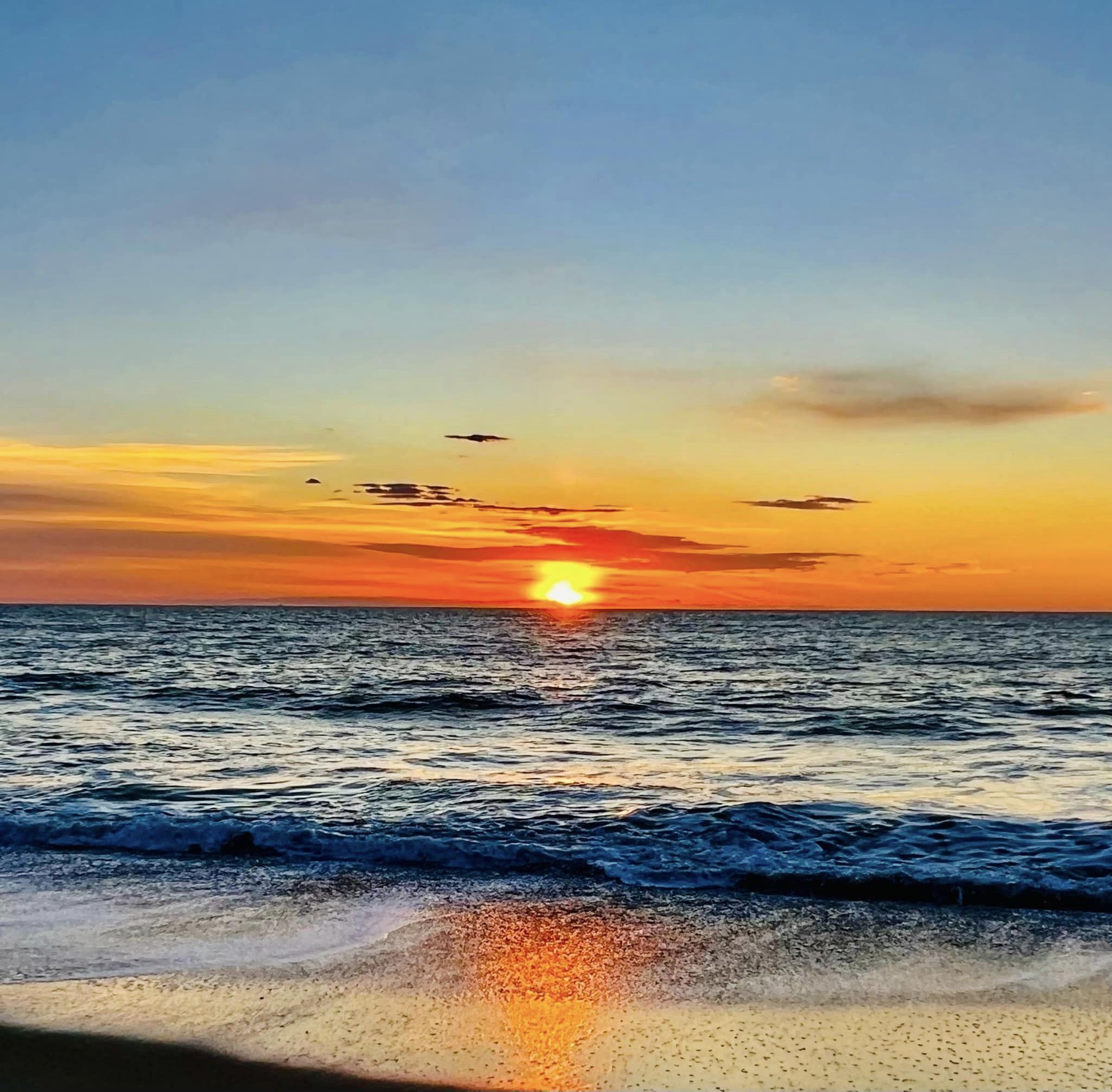 På stranden, solstolar och strandhanddukar