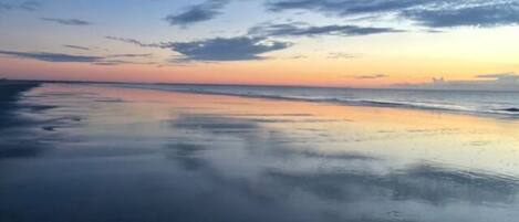Plage, chaises longues, serviettes de plage