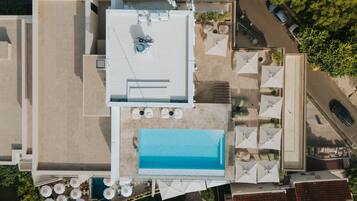 Seasonal outdoor pool, pool umbrellas, sun loungers