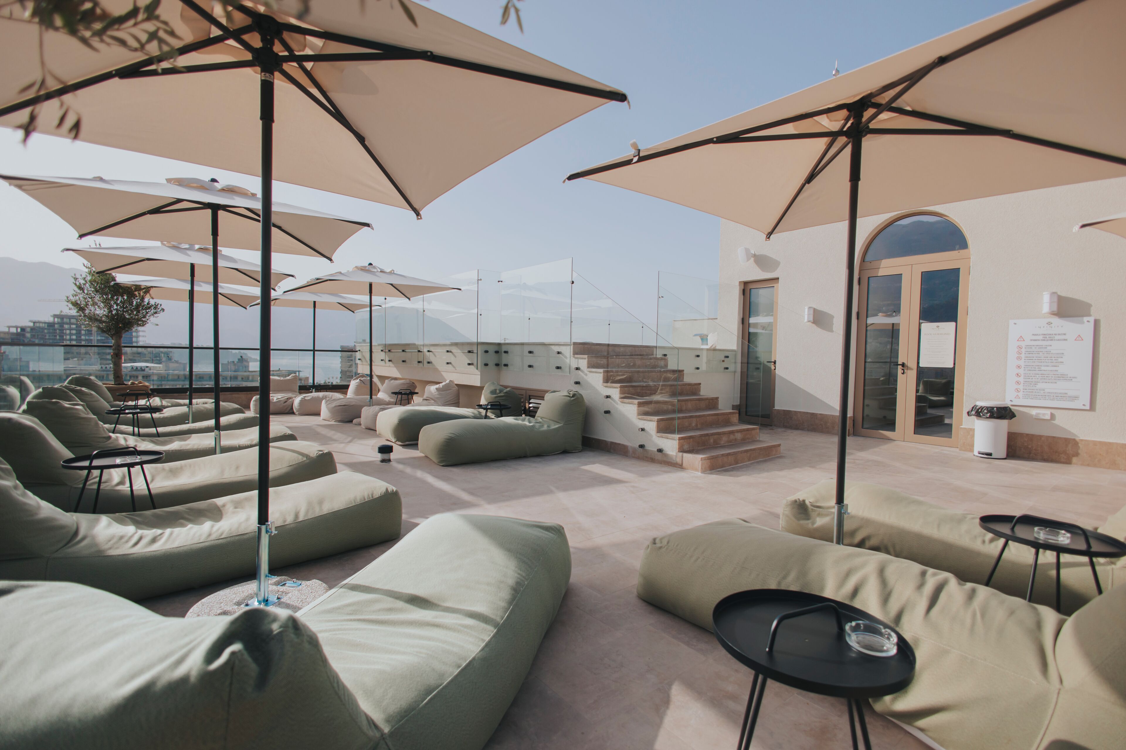 季节性开放的室外游泳池，池畔遮阳伞，日光浴躺椅