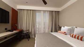 Una camera d'albergo con un letto, una scrivania, una sedia e un televisore a parete.