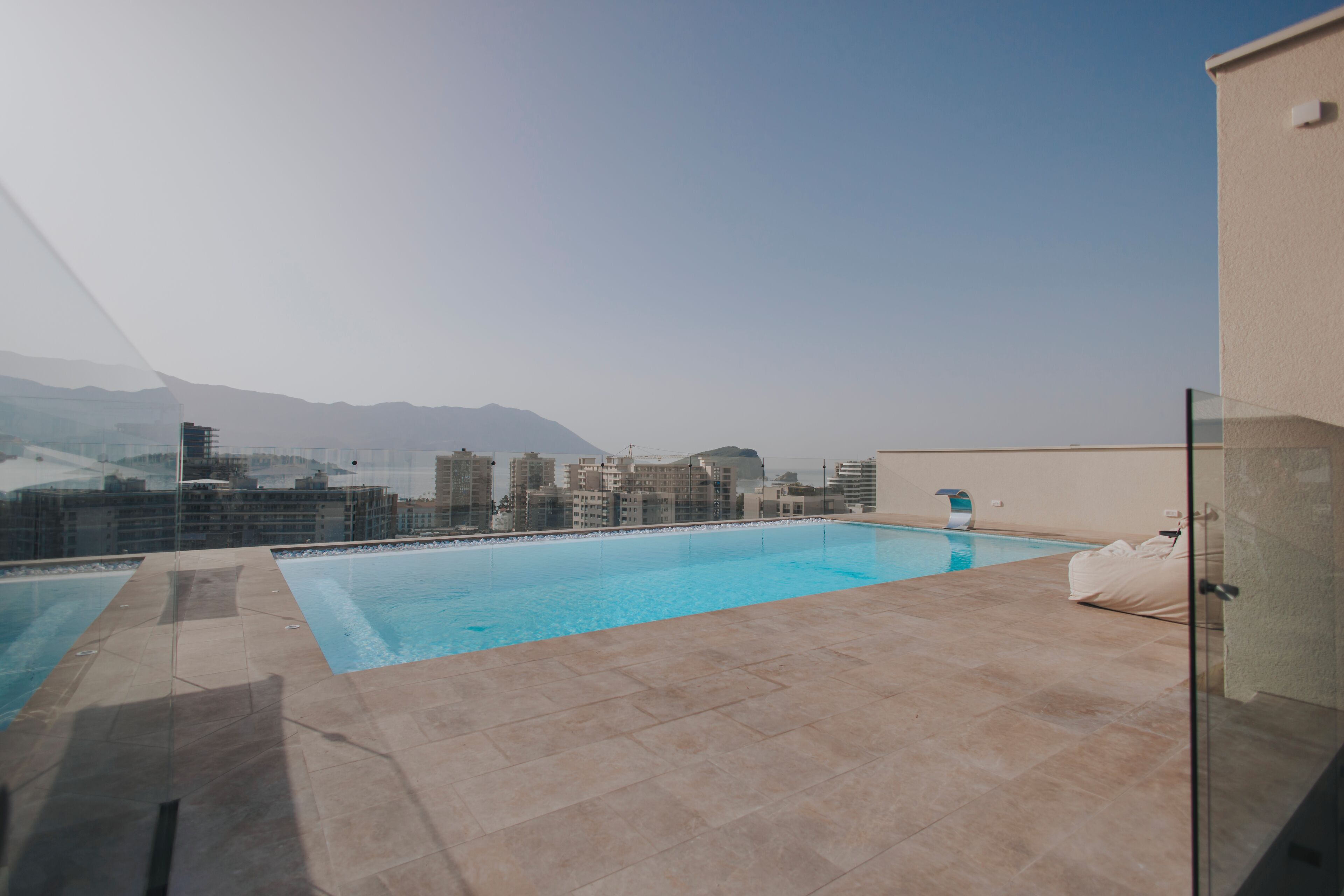 Una piscina al aire libre de temporada, sombrillas