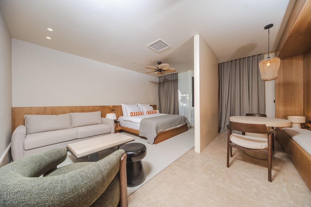 Premium bedding, in-room safe, desk, laptop workspace
