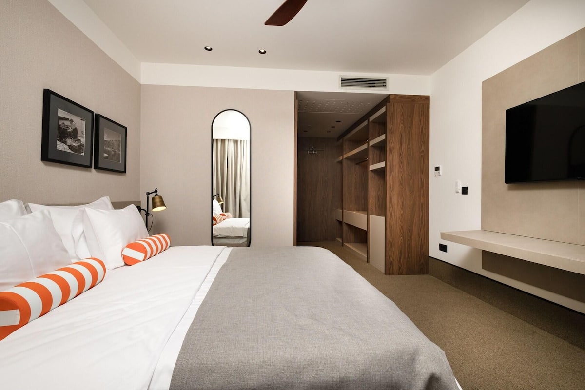 Premium bedding, in-room safe, desk, laptop workspace