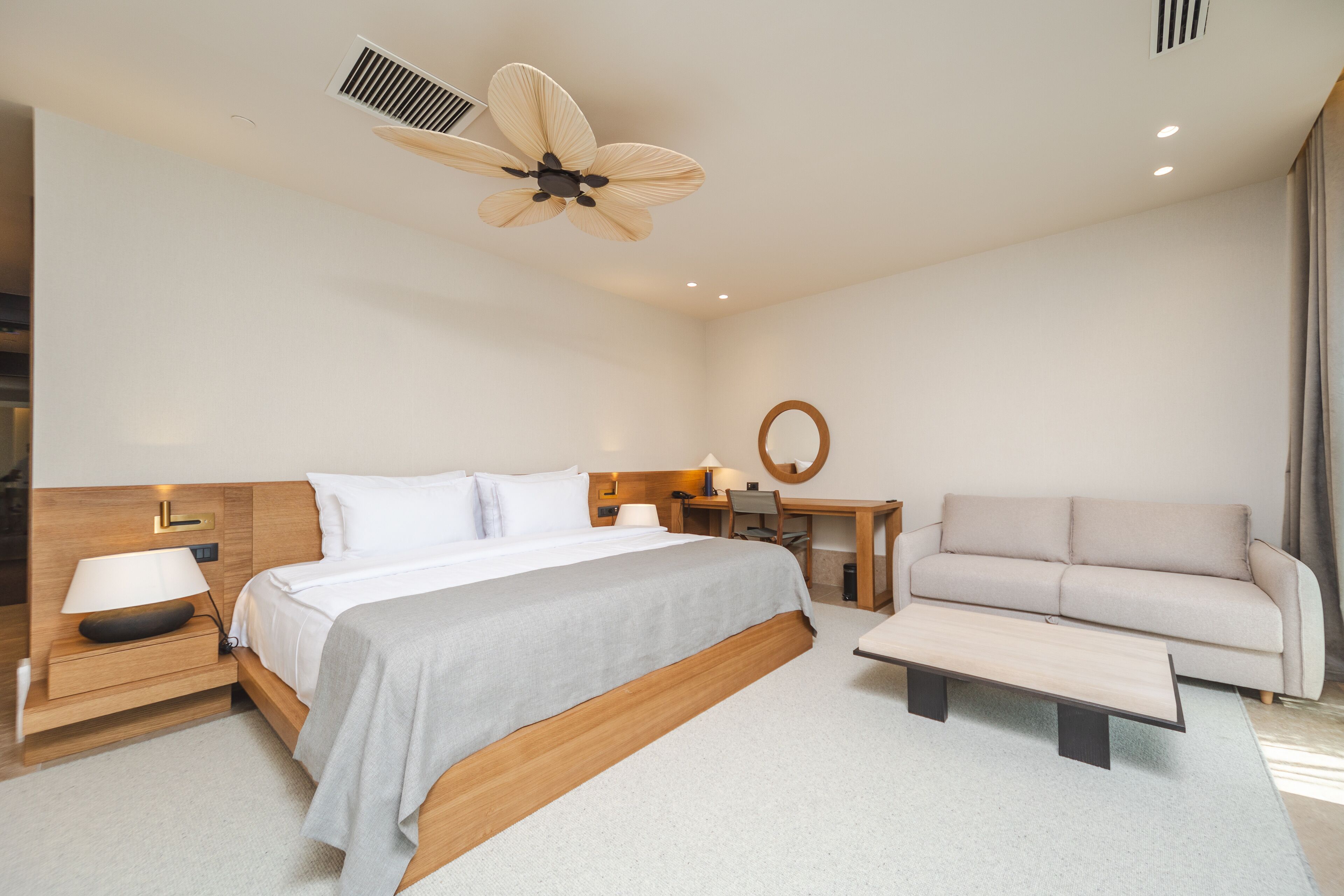 Habitación Premium doble | Ropa de cama de alta calidad, caja fuerte, escritorio