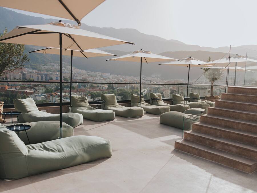 Una piscina al aire libre de temporada, sombrillas