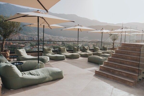 Una piscina al aire libre de temporada, sombrillas