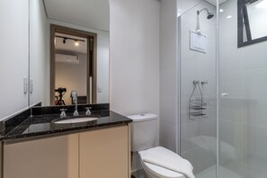 Een douche, een haardroger, handdoeken