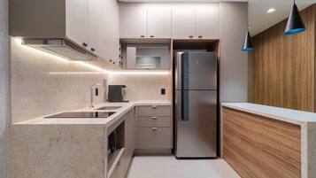 Geladeira, micro-ondas, cafeteira/chaleira, torradeira