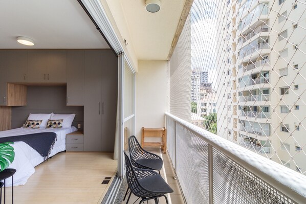 Tabla de planchar con plancha, wifi gratis y ropa de cama