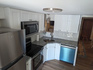 Fridge, microwave, oven, stovetop - Ocean City NJ - Ground Floor 2 Bedroom Apartment near 5th Street Tennis Courts (Ocean City)