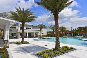 Utendørsbasseng og et oppvarmet basseng