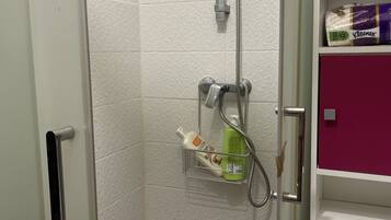 Douche, sĂšche-cheveux, serviettes fournies, papier toilette