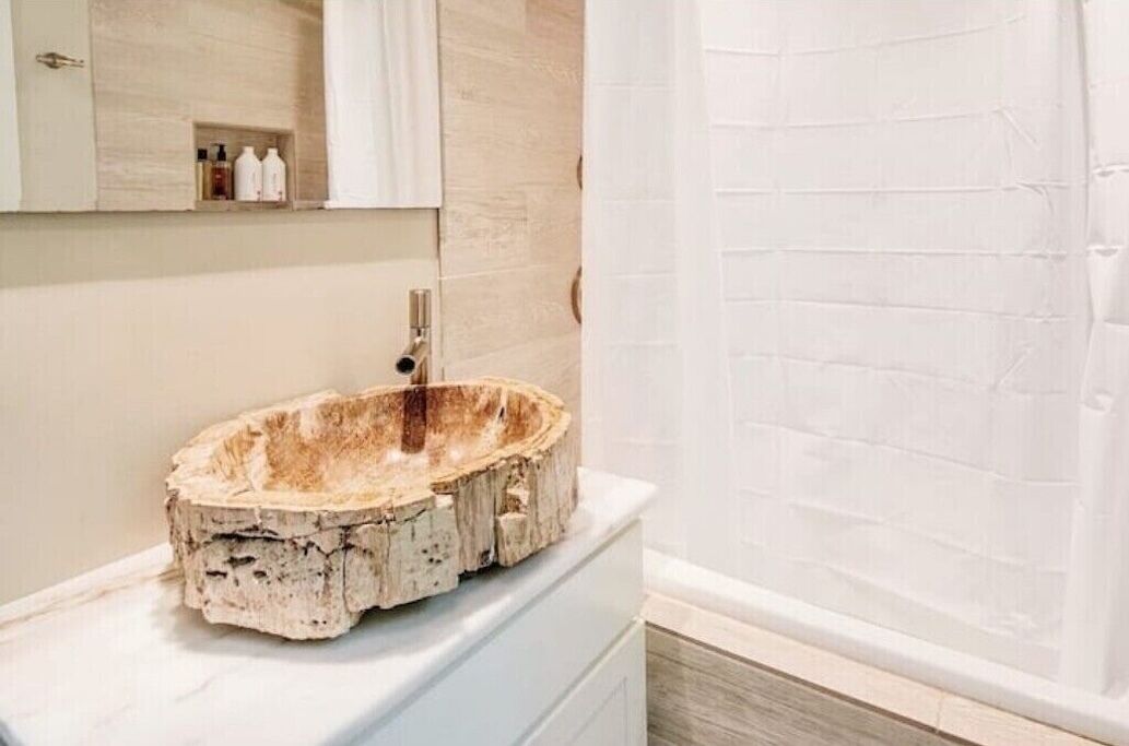 Secadora de cabello, bidet, toallas, jabón 