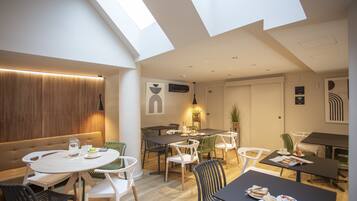 Desayuno de autoservicio incluido todos los días