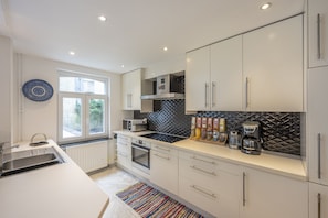 Frigorífico, microondas, horno y placa de cocina