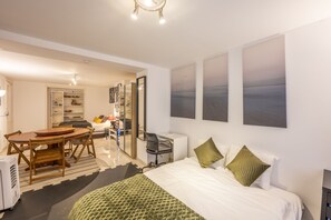 1 bedroom, desk, iron/ironing board, travel cot - Family Studio - Bed & Breakfast - Free Breakfast + Gym - 2 Queen Beds (IXELLES)