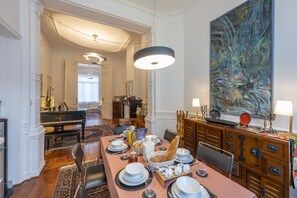 Dining - Family Studio - Bed & Breakfast - Free Breakfast + Gym - 2 Queen Beds (IXELLES)