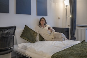 1 dormitorio, escritorio, tabla de planchar con plancha y cuna de viaje