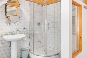 Regadera, secadora de cabello, toallas 