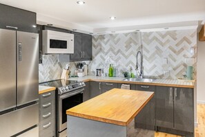 Geladeira, micro-ondas, fogão, cooktop