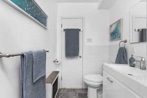 Dusche, Haartrockner, Handtücher