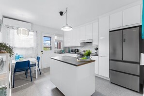 Fridge, microwave, oven, stovetop - All-Inclusive Furnished Charming 1 BR Rosemont Apartment (Montréal)