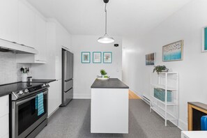 Fridge, microwave, oven, stovetop - All-Inclusive Furnished Charming 1 BR Rosemont Apartment (Montréal)