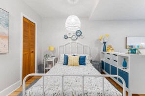 1 bedroom, iron/ironing board, WiFi, bed sheets - All-Inclusive Furnished Charming 1 BR Rosemont Apartment (Montréal)